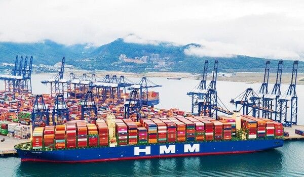 HMM 소속 컨테이너선이 항만에 접안해 하역작업을 하고 있다./HMM