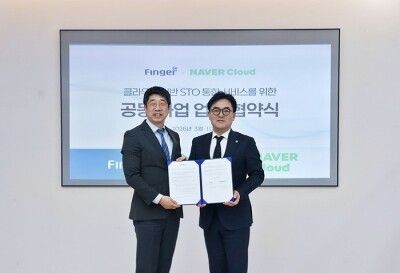 핑거 안인주(왼쪽) 대표와 네이버클라우드 임태건 전무가 업무협약을 체결한 후 기념촬영을 하고 있다. /핑거