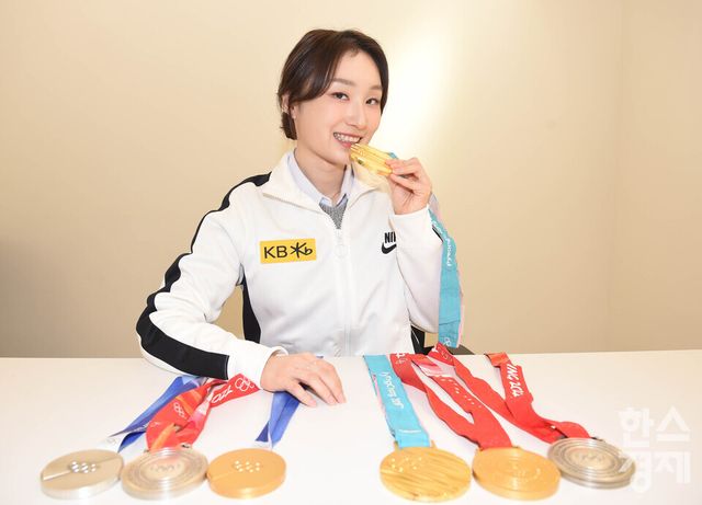 2026 밀라노-코르티나 동계올림픽 쇼트트랙 금메달리스트 최민정 선수가 11일 오후 서울 강남구 현대타워에서 세 번에 걸친 동계 올림픽 메달을 선보이고 있다. /이호형 기자