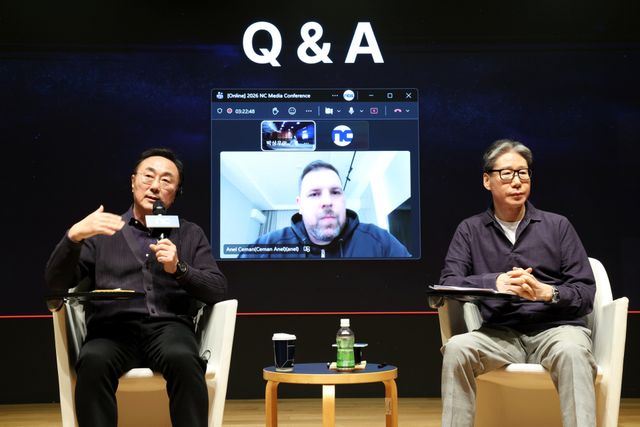 Q&A 세션을 진행 중인 박병무 공동대표(왼쪽), 아넬 체만 센터장(화면), 홍원준 CFO./엔씨소프트