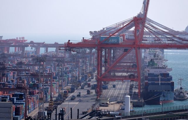 수출용 컨테이너가 쌓여있는 부산항 신선대부두./연합뉴스