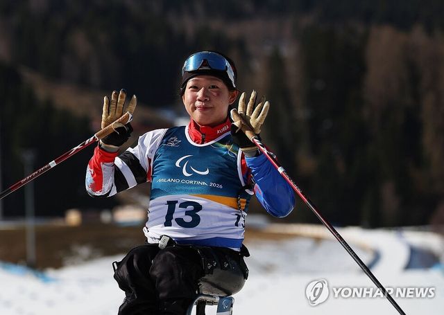 7일(현지시간) 이탈리아 테세로 크로스컨트리 스타디움에서 열린 2026 밀라노·코르티나 동계 패럴림픽 파라 바이애슬론 여자 스프린트 좌식 7.5㎞ 결선에서 김윤지가 결승선을 통과한 뒤 인사하고 있다. /연합뉴스