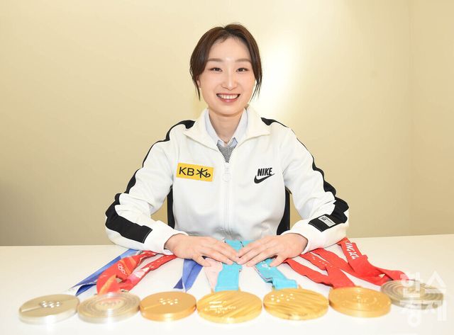 2026 밀라노-코르티나 동계올림픽 쇼트트랙 금메달리스트 최민정 선수가 11일 오후 서울 강남구 현대타워에서 세 번에 걸친 동계 올림픽 메달을 선보이고 있다. /이호형 기자
