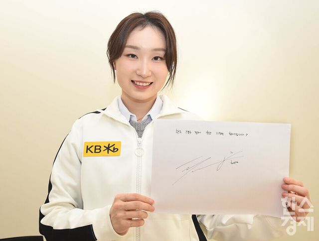 2026 밀라노-코르티나 동계올림픽 쇼트트랙 금메달리스트 최민정 선수가 11일 오후 서울 강남구 현대타워에서 한스경제 창간 11주년 축하 자필 사인을 선보이고 있다. /이호형 기자