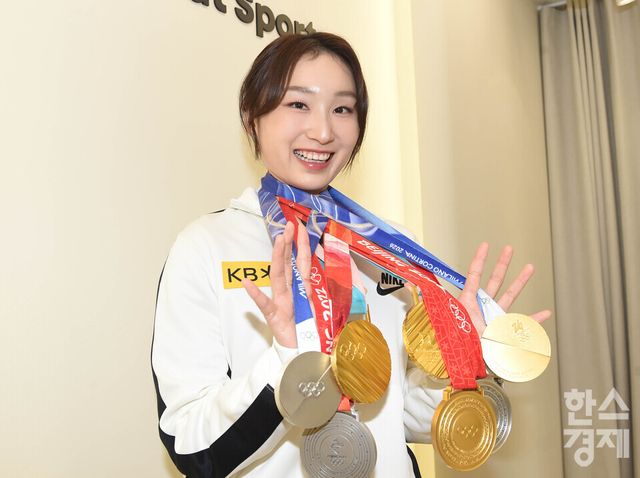 2026 밀라노-코르티나 동계올림픽 쇼트트랙 금메달리스트 최민정 선수가 11일 오후 서울 강남구 현대타워에서 세 번에 걸친 동계 올림픽 메달을 선보이고 있다. /이호형 기자