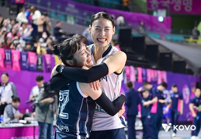 문정원(왼쪽)과 배유나가 정규리그 1위 확정 후 기뻐하고 있다. /한국배구연맹 제공