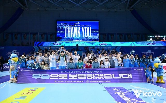 대한항공 선수단이 12일 정규리그 홈 최종전을 마친 후 우승을 다짐하는 현수막을 펼쳐 보이고 있다. /한국배구연맹 제공