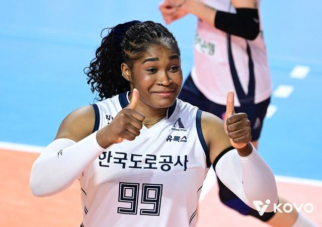 모마가 양손에 엄지를 치켜들고 있다. /한국배구연맹 제공