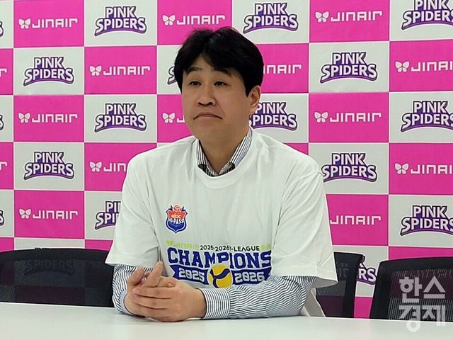 김종민 한국도로공사 감독이 정규리그 1위 세리머니 후 기자회견에 나서고 있다. /신희재 기자