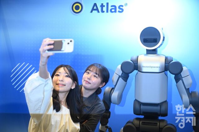 2026 스마트공장·자동화산업전(AW 2026)이 4일 서울 강남구 코엑스 전관에서 열린 가운데 방문객들이 현대자동차그룹 부스서 보스턴다이내믹의 휴머노이드 로봇 ‘아틀라스' 와 기념촬영을 하고 있다./ 이호형 기자 leemario@sporbiz.co.kr 2026.03.04