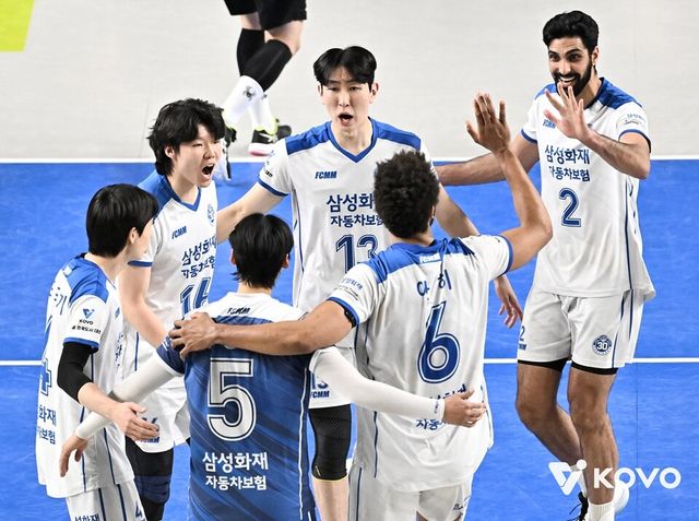 삼성화재 선수단이 현대캐피탈전 득점 성공 후 둥글게 모여 기뻐하고 있다. /한국배구연맹 제공