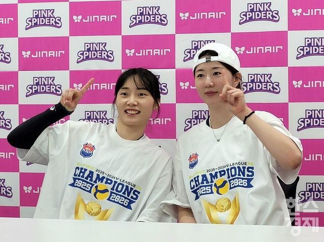 문정원(왼쪽)과 강소휘가 경기 후 기자회견을 앞두고 포즈를 취하고 있다. /신희재 기자