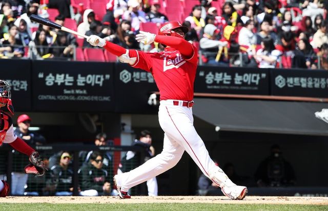 김재환이 13일 광주 기아-챔피언스필드에서 홈런을 기록하고 있다. /SSG 랜더스 제공