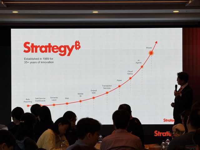 스트래티지가 11일 ‘MOSAIC LIVE Seoul’을 성황리 개최하고 데이터 플랫폼을 기반으로 한 엔터프라이즈 AI 혁신 방향을 제시하고 있다. /스트래티지 코리아