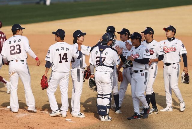 두산 선수단이 12일 시범경기 개막 전 승리 후 마운드에 모여 하이파이브하고 있다. /두산 베어스 제공