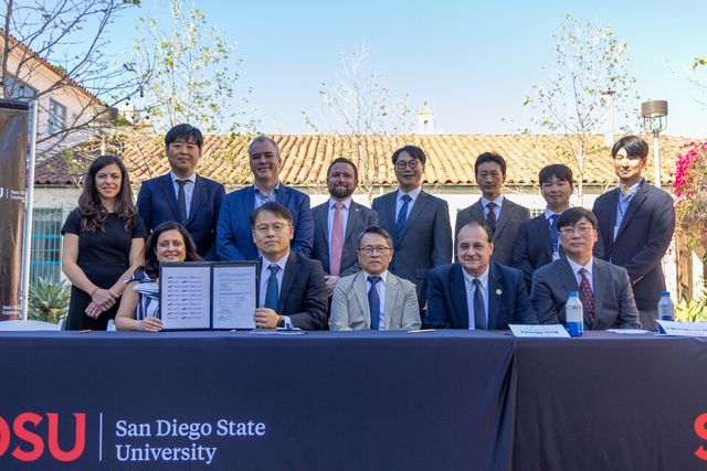 하라 마다낫 SDSU 연구 혁신 부총장, 이왕근 삼성중공업 최고운영책임자, 패트릭 권 SDSU 기계공학과 교수, 유진 올레프스키 공과대학 학과장(앞줄 왼쪽부터) 등 관계자들이 SSAM 연구센터 개소 기념 촬영을 하고 있다./삼성중공업