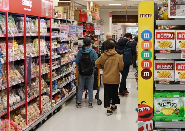 서울 한 대형마트의 가공식품 코너에서 시민들이 장을 보고 있다./연합뉴스.