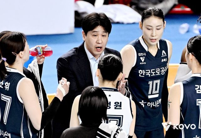 김종민(가운데) 한국도로공사 감독이 작전을 지시하고 있다. /한국배구연맹 제공