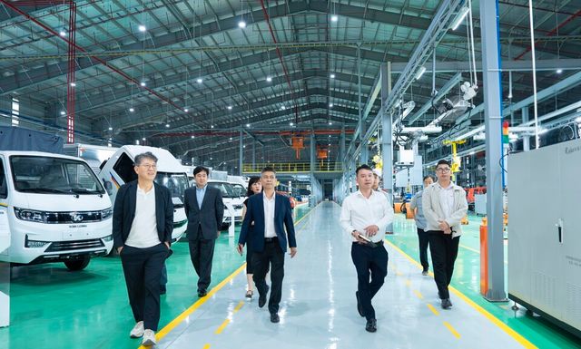 (사진 왼쪽 첫번째 곽재선 KGM 회장, 세번째는 호 꽁 하이 킴롱모터스 사장) KGM이 본격적인 베트남 시장 진출을 앞두고 KD 파트너사인 FUTA그룹 산하 킴롱모터스와 간담회를 갖고 생산 현장을 점검하며 협력 방안을 논의했다./KG 모빌리티