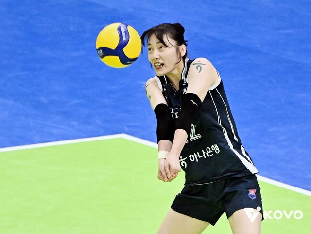 문정원이 리시브하고 있다. /한국배구연맹 제공
