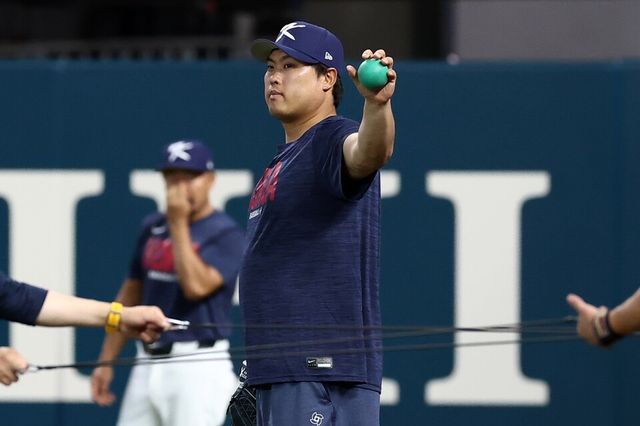 류현진이 12일(현지 시각) 미국 플로리다주 마이애미 론디포파크에서 WBC 8강전을 하루 앞두고 몸을 풀고 있다. /연합뉴스