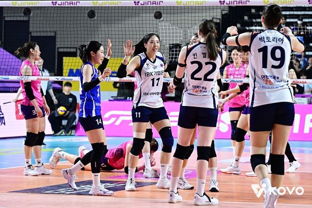 IBK기업은행 선수단이 모여 환호하고 있다. /한국배구연맹 제공
