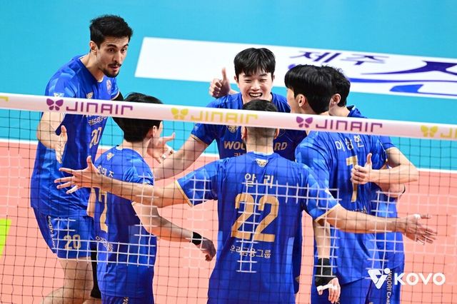 우리카드 선수단이 둥글게 모여 기뻐하고 있다. /한국배구연맹 제공