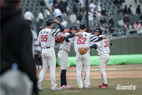 롯데 자이언츠 선수들이 기뻐하고 있다. /롯데 구단 제공