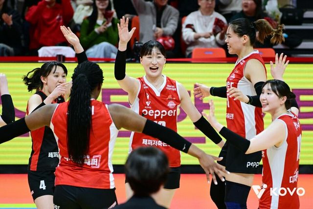 페퍼저축은행 선수들이 기뻐하고 있다. /한국배구연맹 제공