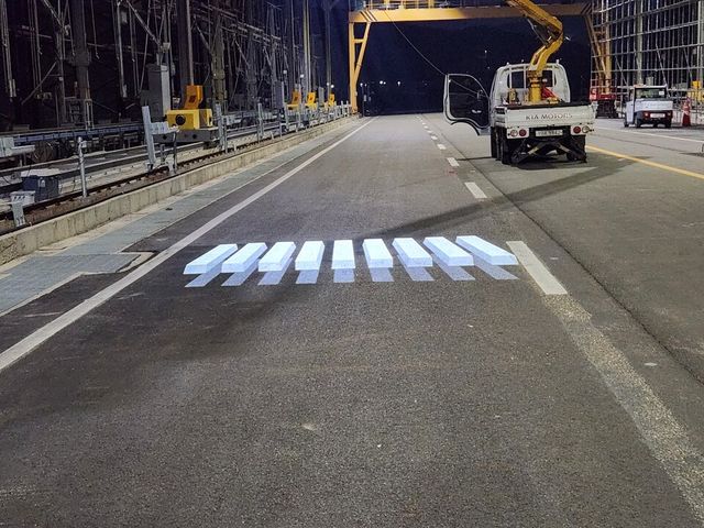 광학 기반으로 눈에 잘 보여 교통사고를 현저히 낮추는 입체 횡단보도 모듈. / 김스애드 제공