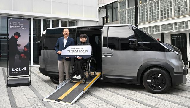 기아 언플러그드 그라운드에서 진행된 'PV5 WAV' 전달식에서 정원정 기아 국내사업본부장 부사장(왼쪽), 권재혁 선수가 기념 촬영을 하고 있다./기아