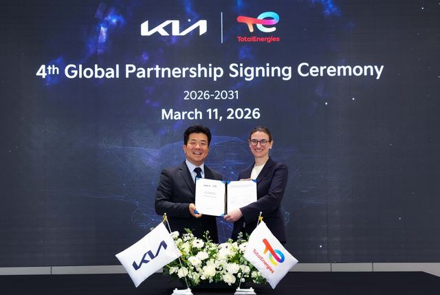 경기&nbsp;용인시&nbsp;오산교육센터에서&nbsp;개최한&nbsp;기아-토탈에너지스&nbsp;글로벌&nbsp;파트너십&nbsp;계약연장 체결식에서&nbsp;두&nbsp;회사&nbsp;임원들이&nbsp;기념&nbsp;촬영을&nbsp;하고&nbsp;있다. (왼쪽부터) 황동환 기아 오너십관리사업부장,&nbsp;엘로디&nbsp;루스 토탈에너지스 자동차부문&nbsp;부사장./기아