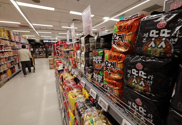 서울 한 대형마트에 라면이 진열돼 있다./연합뉴스.