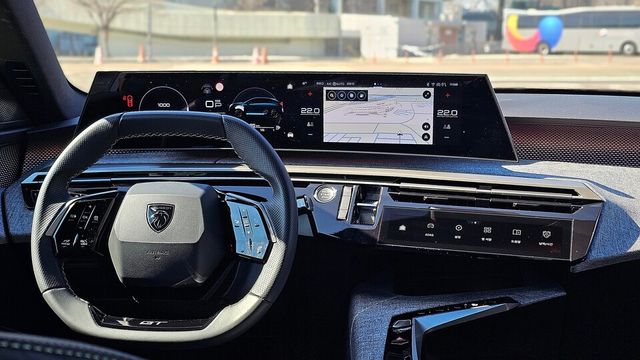 푸조 '3008'의 '파노라믹 아이-콕핏'과 스티어링 휠./곽호준 기자