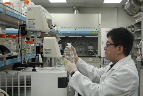 KBG 연구원이 AI 반도체 열관리 및 패키징 소재에 활용되는 기능성 실리콘 소재 연구를 진행하고 있다./KBG