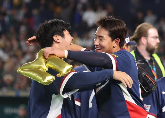 문보경(왼쪽)과 안현민. /연합뉴스