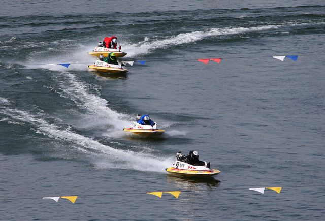 미사경정장에 등바람이 부는 가운데, 선수들이 결승선을 향해 질주하고 있다. /경륜경정총괄본부 제공