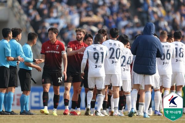 15일 부천종합운동장에서 열린 하나은행 K리그1 2026 3라운드 부천과 울산 HD의 경기 후&nbsp;일부 관중이 선수들을 향해 이물질을 던진 정황이 포착됐다. /한국프로축구연맹 제공
