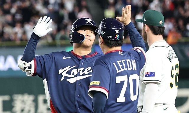 문보경이 적시타를 친 후 하이파이브하고 있다. /연합뉴스