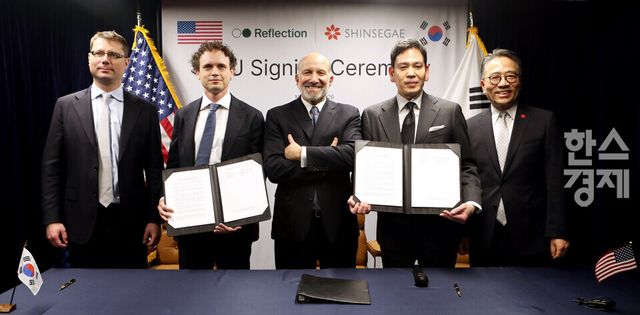 (왼쪽부터)Ioannis Antonoglou 리플렉션 AI 공동창업자이자 CTO, Misha Laskin 리플렉션 AI 공동창업자이자 CEO, 하워드 러트닉 미국 상무부 장관, 정용진 신세계그룹 회장, 임영록 신세계그룹 경영전략실장(사장). 신세계 제공