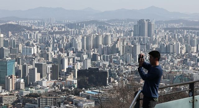 서울 남산 전망대에서 바라본 신축 아파트 모습. 사진/연합뉴스