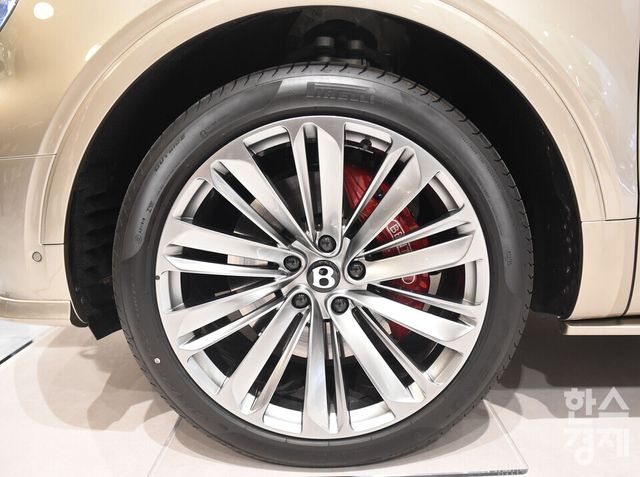 벤틀리모터스코리아가 17일 오전 경기 성남시 현대백화점 판교점 벤틀리서울 팝업 부스서 열린 벤틀리 ‘더&nbsp; 뉴 벤테이가 스피드’ 미디어 포토세션을 열었다. 휠과 브레이크 포크 모습/ 이호형 기자 leemario@sporbiz.co.kr 2026.03.17