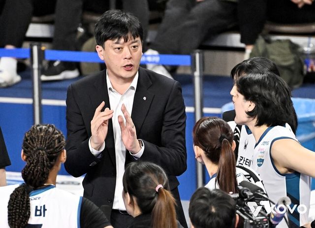 이영택 GS칼텍스 감독이 작전을 지시하고 있다. /한국배구연맹 제공