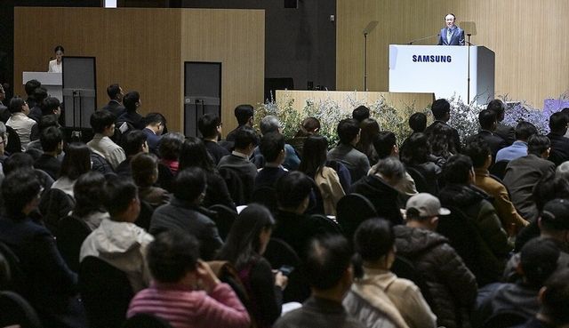 &nbsp;18일 경기 수원컨벤션센터에서 열린 제57기 정기 주주총회에서 전영현 삼성전자 부회장이 질의응답을 진행 중이다./연합뉴스&nbsp;