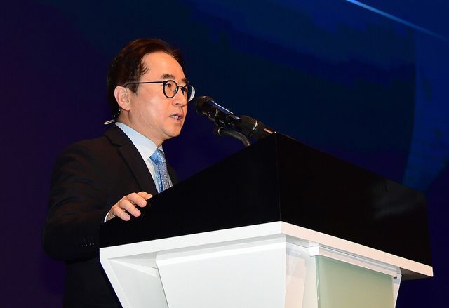 삼성전기 장덕현 대표이사가 2026년 경영성과를 발표하고 있다./삼성전기