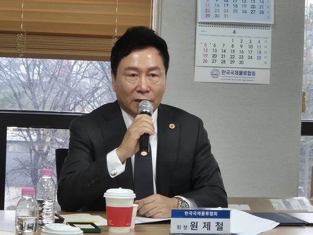 18일 한국국제물류협회(KIFFA) 회의실에서 열린 기자간담회에서 원제철&nbsp; KIFFA 회장이 기자들의 질문에 답변하고 있다./임준혁 기자