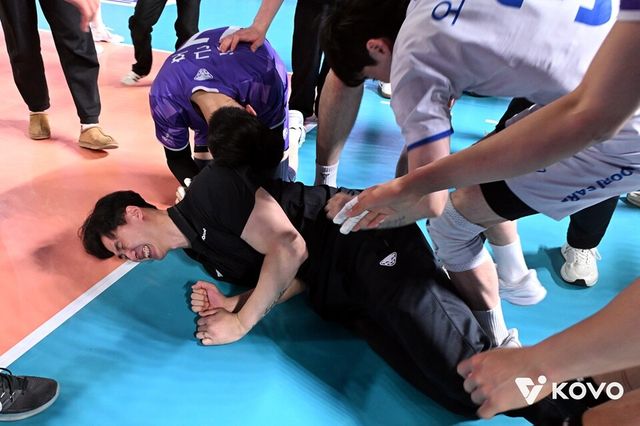 박철우 대행이 봄배구 확정 후 선수들과 장난치며 기쁨을 만끽하고 있다. /한국배구연맹 제공