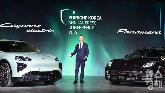 포르쉐코리아 마티아스 부세 대표가 19일 오전 서울 광진구 PIEFactory에서 열린 ‘2026 포르쉐코리아 신년 기자 간담회’에 앞서 하반기 출시 예정인 전동화 SUV ‘카이엔 일렉트릭(Cayenne Electric)’, ‘파나메라 레드 익스클루시브’앞에서 포즈를 취하고 있다./ 이호형 기자 leemario@sporbiz.co.kr 2026.03.19