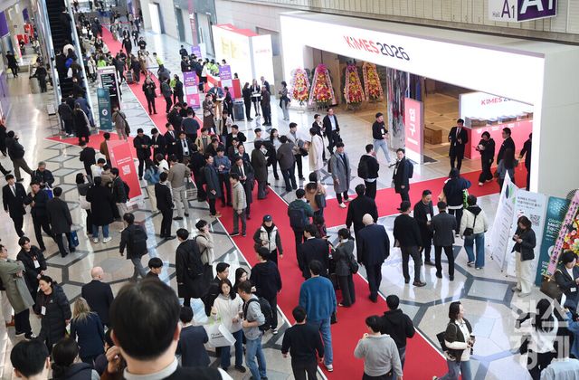 제41회 국제의료기기·병원설비전시회 ‘키메스 2026(KIMES 2026)'이 19일 서울 강남구 코엑스 전관에서 열린 가운데 관람객들이 입구서 북적이고 있다. / 이호형 기자 leemario@sporbiz.co.kr 2026.03.19