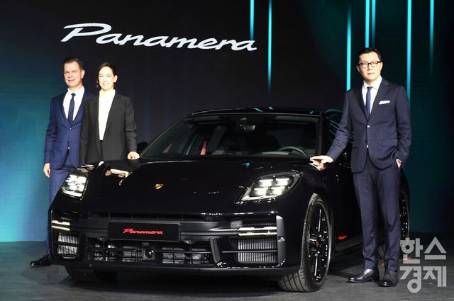 포르쉐코리아 마티아스 부세(맨왼쪽) 대표와 포르쉐AG 해외 신흥 시장 총괄 크리스티아네 초른이 19일 오전 서울 광진구 PIEFactory에서 열린 ‘2026 포르쉐코리아 신년 기자 간담회’에 앞서 국내 고객 헌정 차량 ‘파나메라 레드 익스클루시브’앞에서 포즈를 취하고 있다./ 이호형 기자 leemario@sporbiz.co.kr 2026.03.19